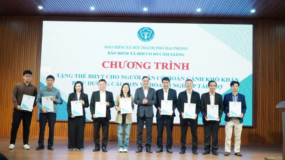 TẶNG THẺ BHYT CHO NGƯỜI CÓ HOÀN CẢNH KHÓ KHĂN MANG TẾT ẤM ĐẾN VỚI NGƯỜI NGHÈO XUÂN BÍNH NGỌ